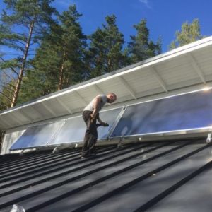 Aurinkokeräinten asennus