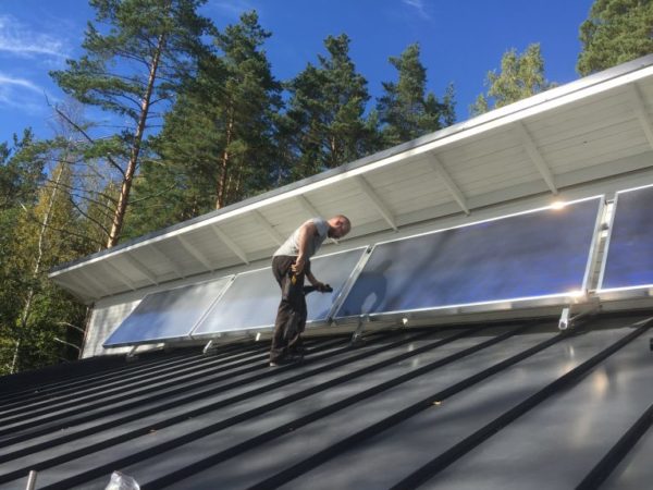 Aurinkokeräinten asennus